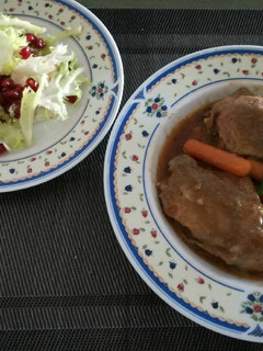 Una foto de Pollo al vino tinto con zanahorias baby