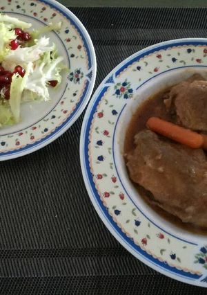 Foto principal de Pollo al vino tinto con zanahorias baby
