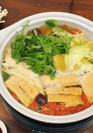Hình của món Lẩu tiềm thuốc bắc.