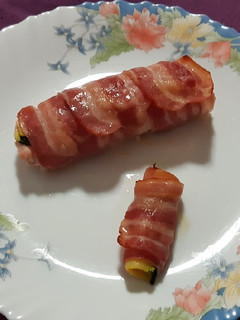 Una foto de Rollitos de pechuga de pavo, calabacín y panceta
