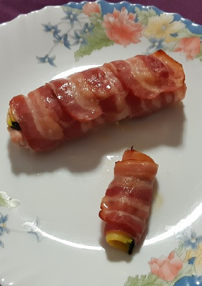 Una foto de Rollitos de pechuga de pavo, calabacín y panceta