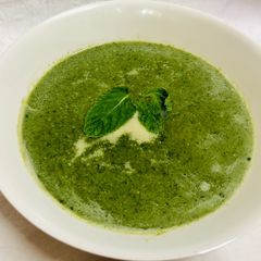 A picture of Spinach and almond soup.