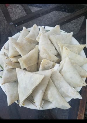 A picture of Chicken &vegetable samosas.