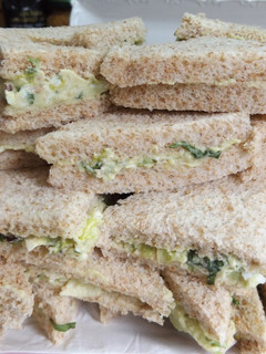 Una foto de Sándwiches de aguacate con huevo duro, cebolleta y palmitos