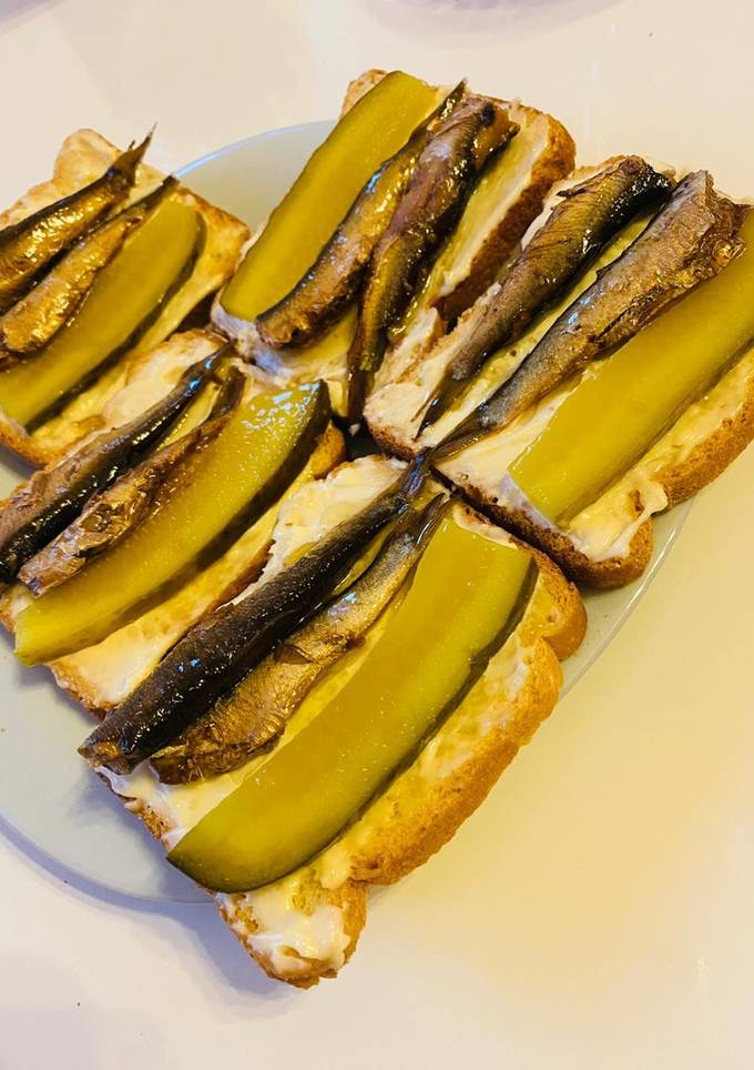 Грінки зі шпротами