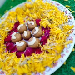 A picture of Besan ke ladoo.