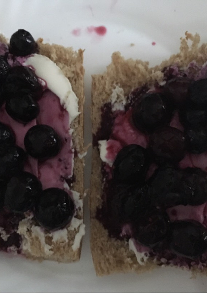 Una foto de Desayuno saludable: tostadas de arándanos