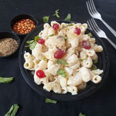 A picture of White sauce pasta.