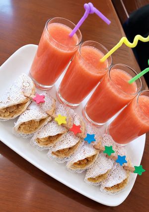 صورة لوصفة 🌮ميني شاورما🌭 وعصير الفراولة 🍓