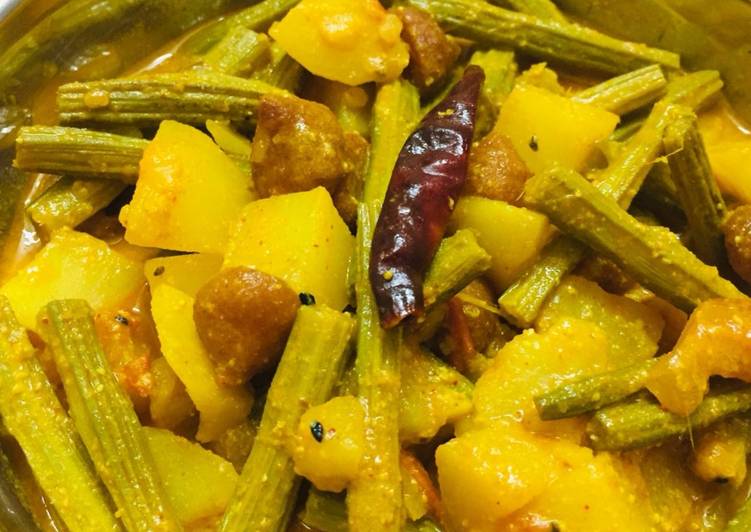 সজনে ডাটা বড়ি আলু পোস্ত "বাঙালি স্টাইলে" (sojne data aloo posto recipe in Bengali) রেসিপির প্রধান ছবি