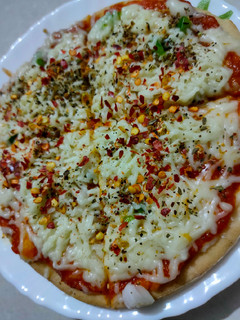 ચીઝ બસ્ટ પીઝા (Cheese Burst Pizza Recipe In Gujarati) રેસીપી મુખ્ય ફોટો