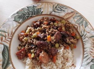 Una foto de Saltado de Carne molida con chorizo Hot dog y salame