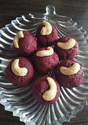 बीट के लड्डू (Beet ke ladoo recipe in Hindi) रेसिपी मुख्य फोटो