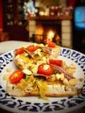 Tosta de cebolla caramelizada con anchoas