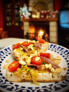 Una foto de Tosta de cebolla caramelizada con anchoas