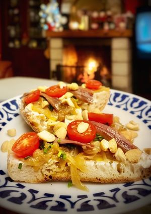 Una foto de Tosta de cebolla caramelizada con anchoas