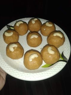 बेसन के लड्डू (besan ke ladoo recipe in Hindi) रेसिपी मुख्य फोटो