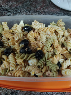 Una foto de Pasta espirales con olivas negras
