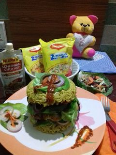 ম্যাগি বার্গার (Maggi burgar recipe in bengali) রেসিপির প্রধান ছবি