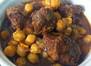 Una foto de Brazuelo de ternera con garbanzos en salsa de ras el hanout