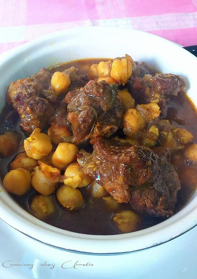Una foto de Brazuelo de ternera con garbanzos en salsa de ras el hanout