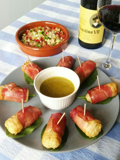 Una foto de Rollitos de jamón y pollo. Pipirrana