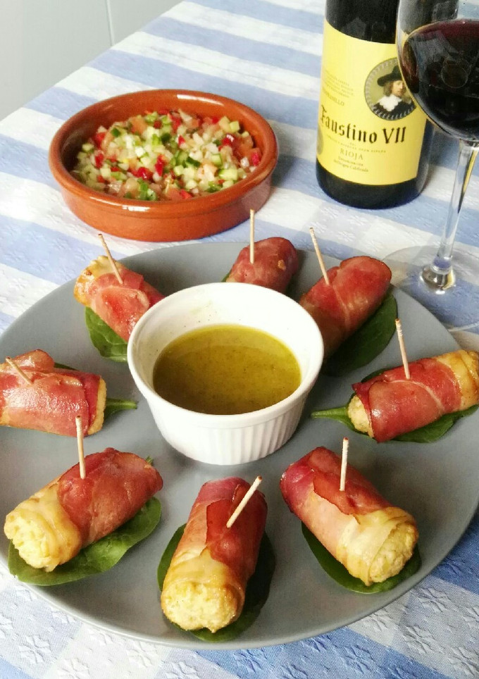 Una foto de Rollitos de jamón y pollo. Pipirrana