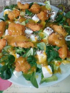Una foto de Ensalada de pollo con salsa de mango