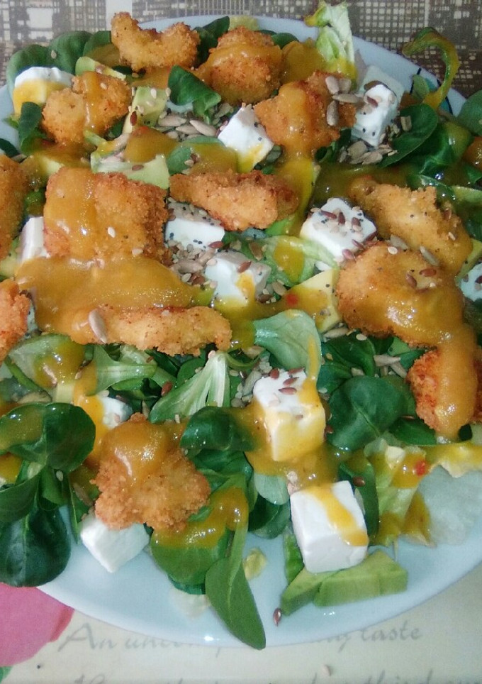 Una foto de Ensalada de pollo con salsa de mango