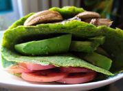 Una foto de crepas de espinaca rellenos