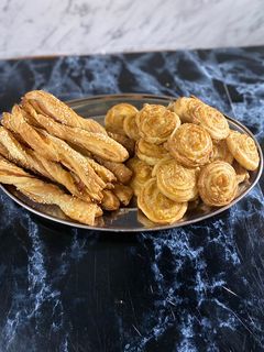 Házi leveles tésztából sajtos csavart szezámmagos rúd recept fotója