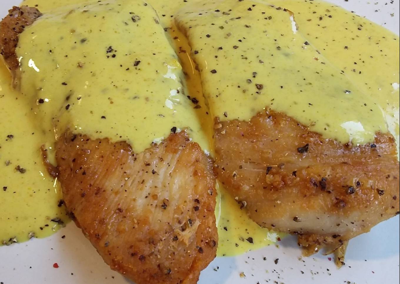 Pechuga de pollo a la plancha con salsa de mostaza y curry