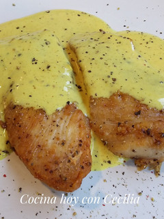 Una foto de Pechuga de pollo a la plancha con salsa de mostaza y curry