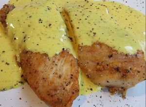 Foto principal de Pechuga de pollo a la plancha con salsa de mostaza y curry