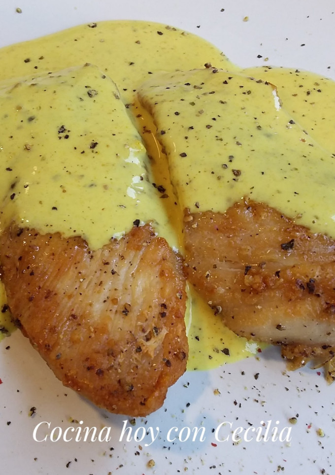 Una foto de Pechuga de pollo a la plancha con salsa de mostaza y curry