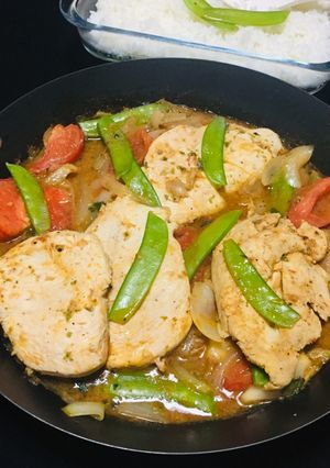 Una foto de Filetes de Pechuga de Pollo Encebollado 🧄🧅🍅🌿