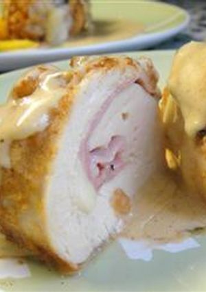 Una foto de Pechugas de pollos rellenas en salsa Bechamel