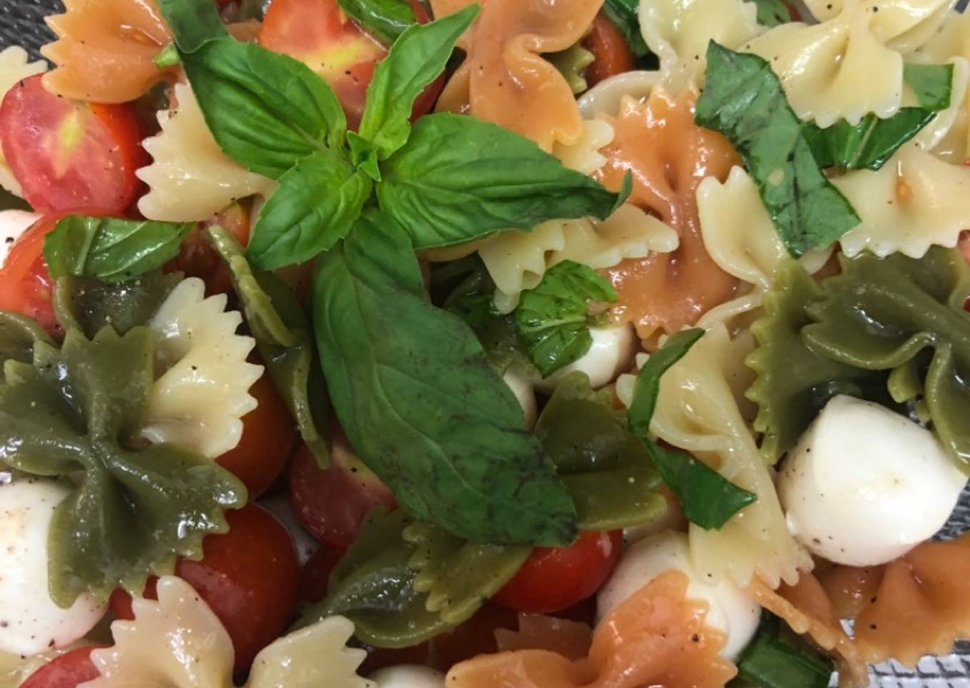 403. Ensalada de pasta caprese (entrante ensalada)