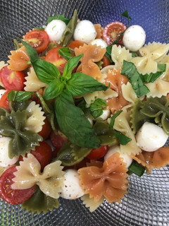 Una foto de 403. Ensalada de pasta caprese (entrante ensalada)