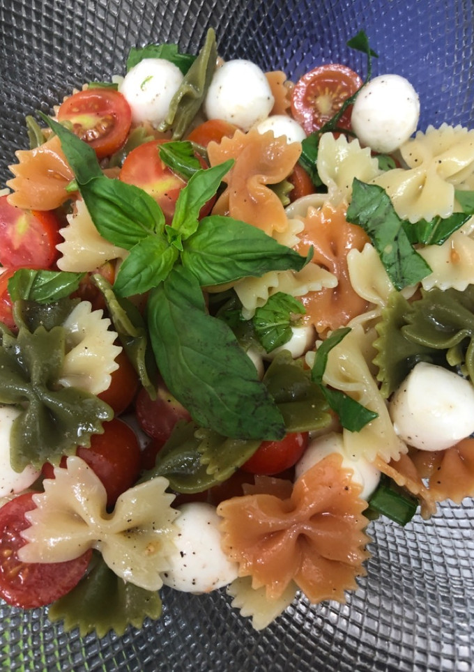 Una foto de 403. Ensalada de pasta caprese (entrante ensalada)