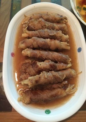 Hình của món Ba chỉ bò cuốn nấm kim châm.