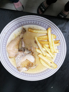Una foto de Pollo con patatas en salsa fácil