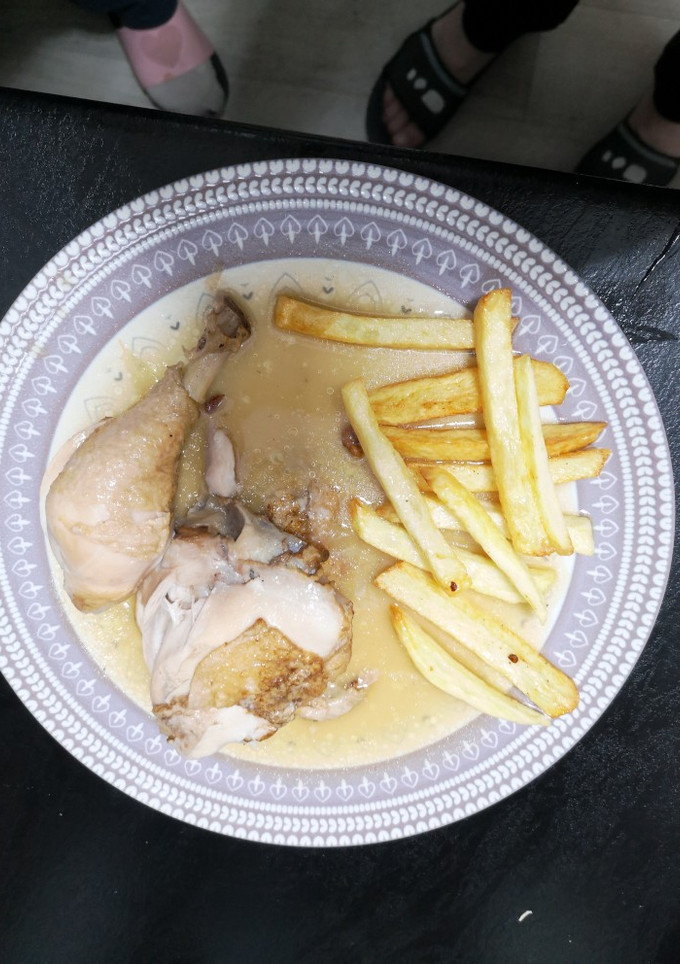 Una foto de Pollo con patatas en salsa fácil