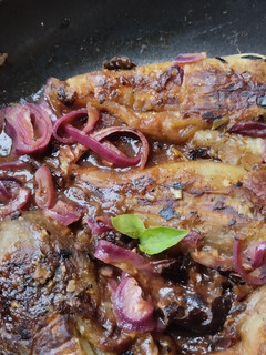 Una foto de Berenjenas🍆 tatemadas en salsa🫕🥫🍯 bbq🥙🌰🍆