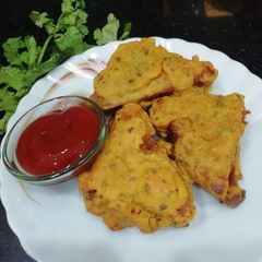 A picture of Aloo Stuffed Bread Pakora.