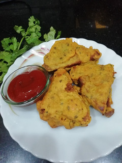 A picture of Aloo Stuffed Bread Pakora.