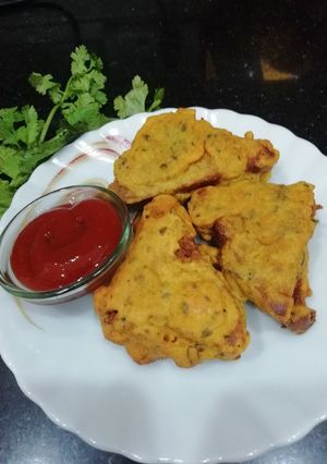 A picture of Aloo Stuffed Bread Pakora.