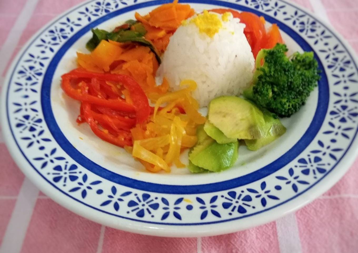 Ensalada caliente de vegetales, con timbal de arroz