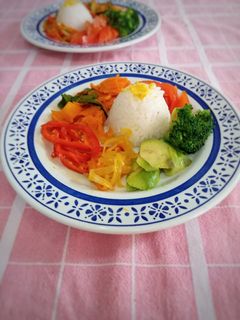 Una foto de Ensalada caliente de vegetales, con timbal de arroz