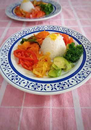 Una foto de Ensalada caliente de vegetales, con timbal de arroz